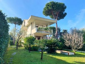 Lido di Camaiore, Villa Singola  con ampio giardino : detached villa with garden to rent  Lido di Camaiore